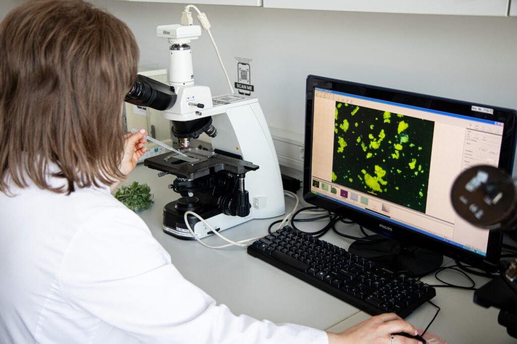 Profesorė laboratorijoje